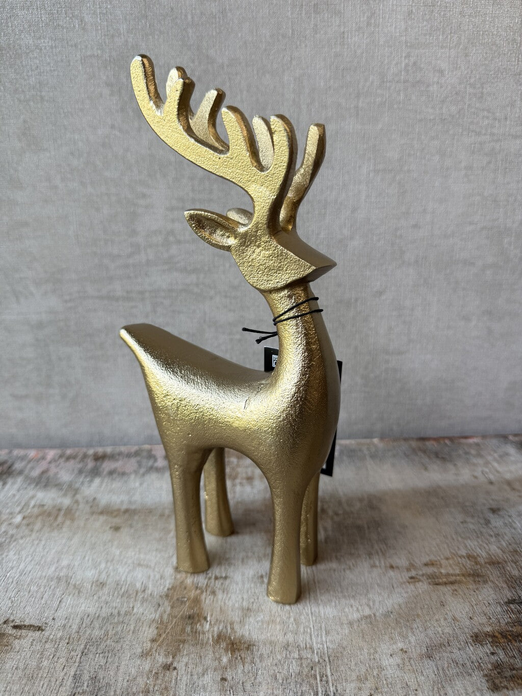 Gouden metalen rendier van 22 cm hoog als stijlvolle kerstdecoratie.