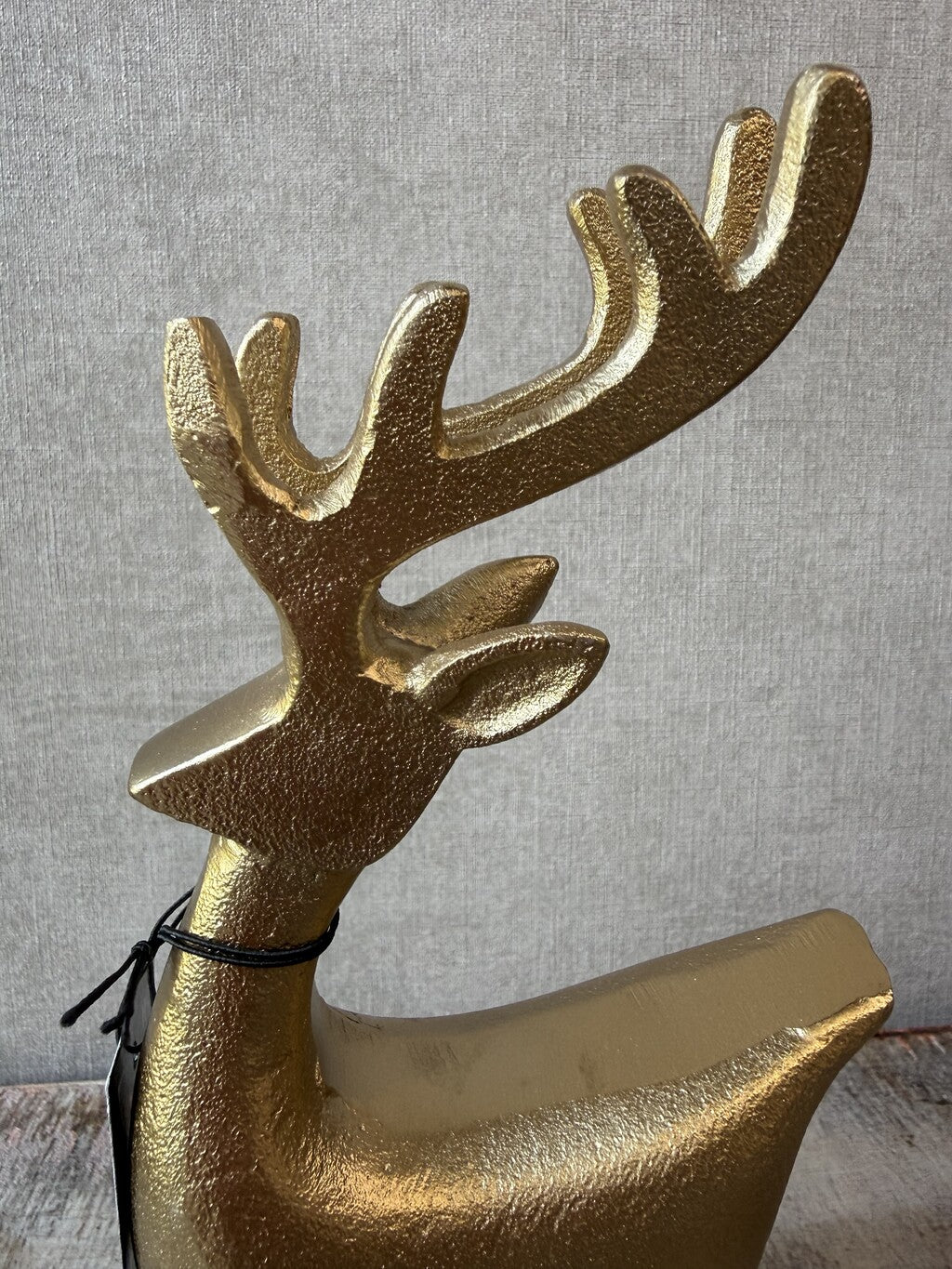 Gouden metalen rendier van 22 cm hoog als stijlvolle kerstdecoratie.