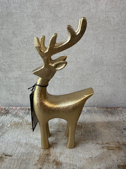 Gouden metalen rendier van 22 cm hoog als stijlvolle kerstdecoratie.