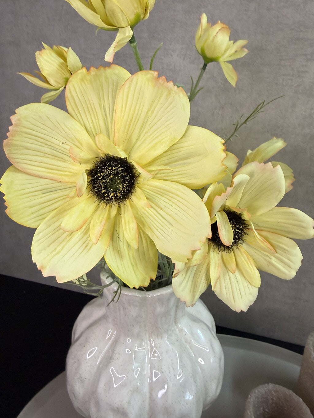 Tafel decoratie set Anne met beige dienblad, vaas met gele bloemen en twee decoratieve houders.