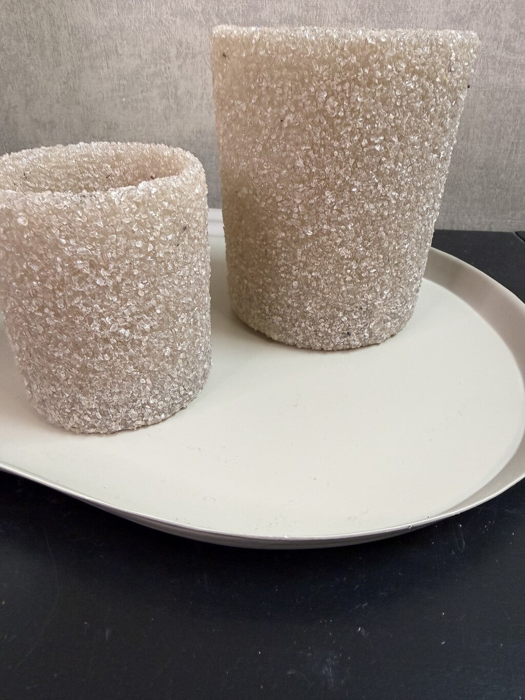 Tafel decoratie set Anne met beige dienblad, vaas met gele bloemen en twee decoratieve houders.