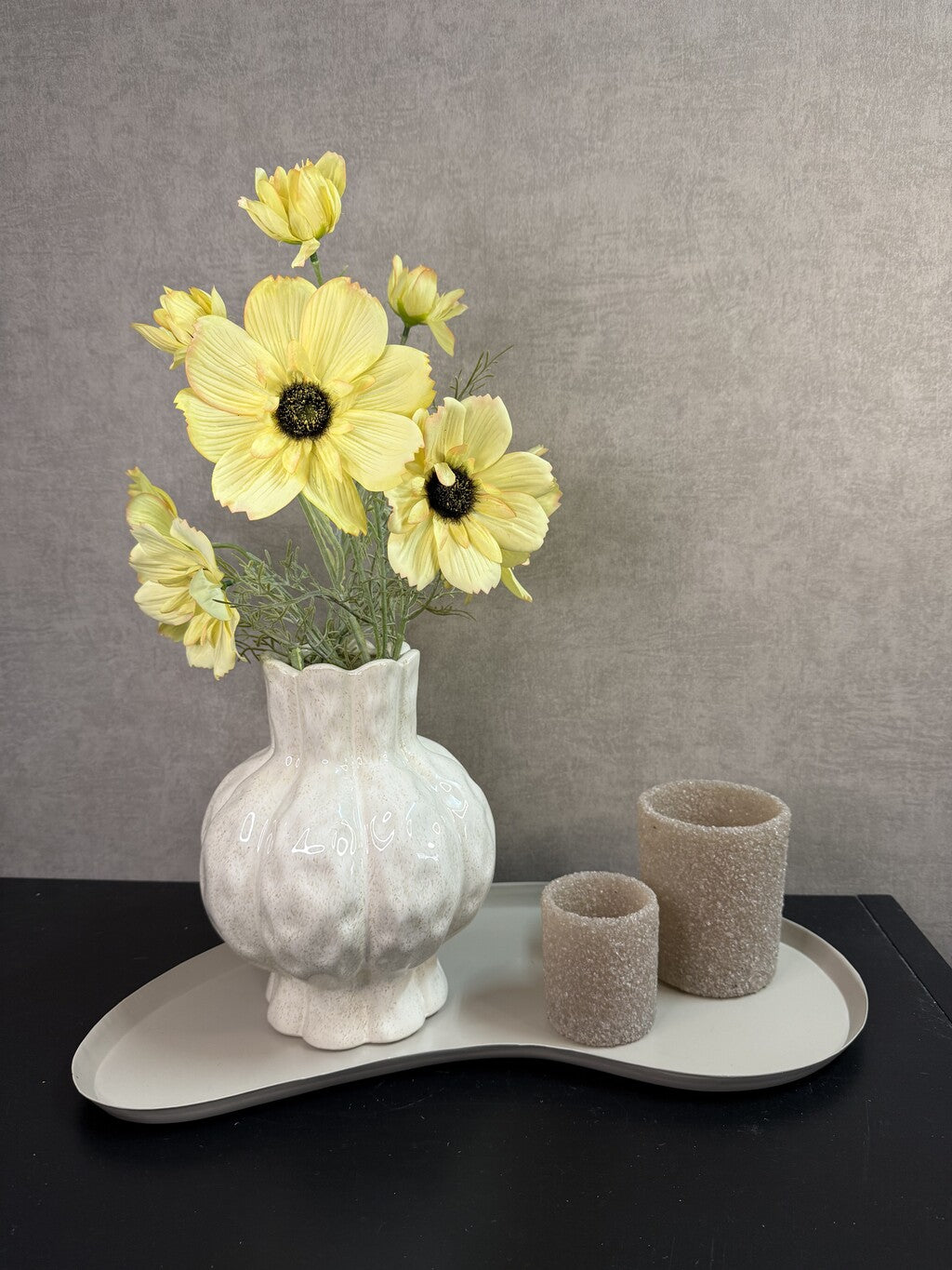 Tafel decoratie set Anne met beige dienblad, vaas met gele bloemen en twee decoratieve houders.