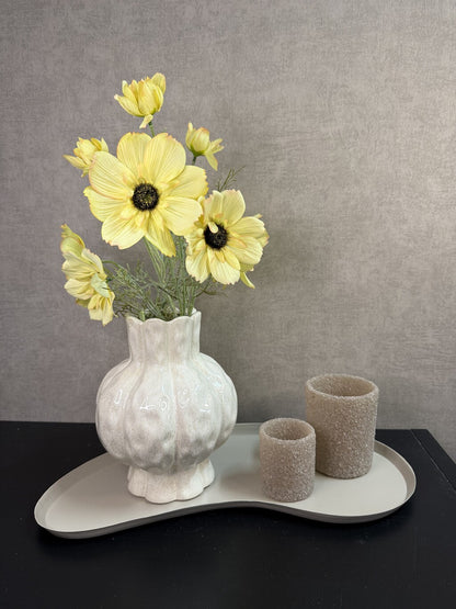 Tafel decoratie set Anne met beige dienblad, vaas met gele bloemen en twee decoratieve houders.