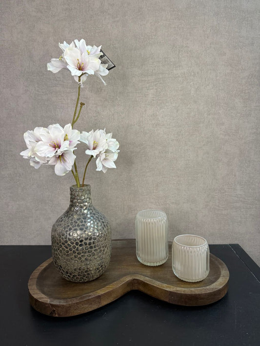 Tafel decoratie set met organisch houten dienblad, metalen vaas met bloemen en twee glazen waxinelichthouders.