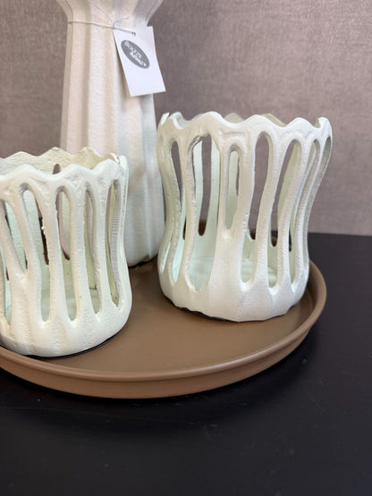 Tafel decoratie set met zalmkleurige dahlia’s, crème accessoires en bruin rond dienblad, stijlvol gepresenteerd op een tafel.