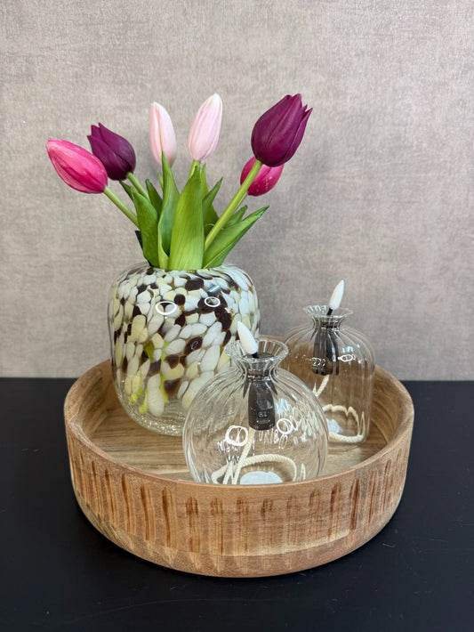 Tafel decoratie set met houten dienblad, glazen vaas met dot-patroon, roze en paarse real touch tulpen en glazen waxinelichthouders.