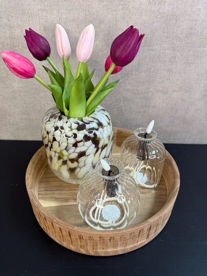 Tafel decoratie set met houten dienblad, glazen vaas met dot-patroon, roze en paarse real touch tulpen en glazen waxinelichthouders.