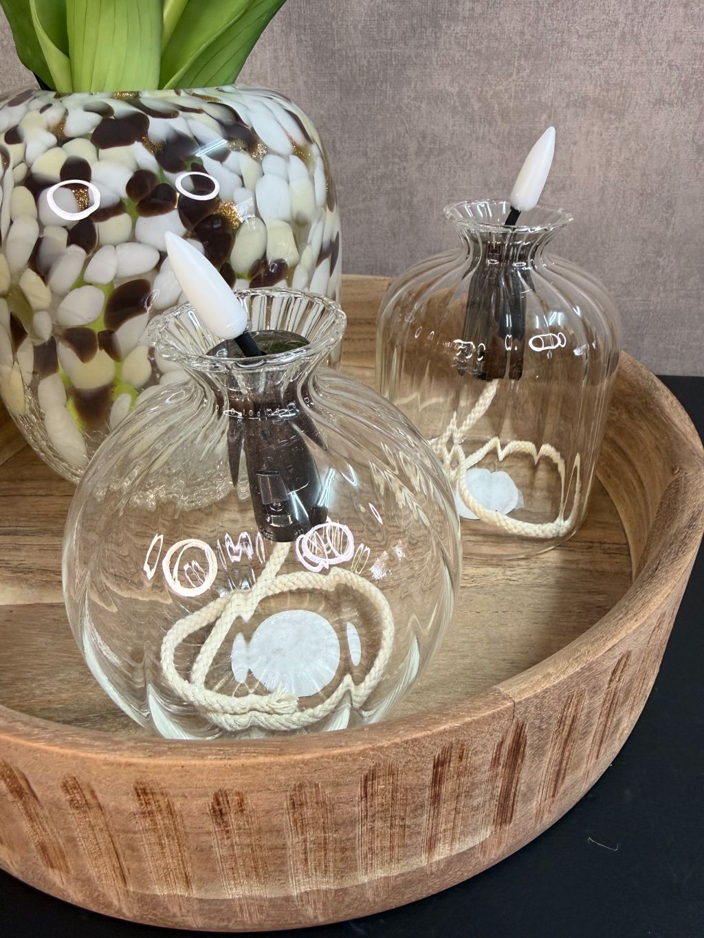 Tafel decoratie set met houten dienblad, glazen vaas met dot-patroon, roze en paarse real touch tulpen en glazen waxinelichthouders.