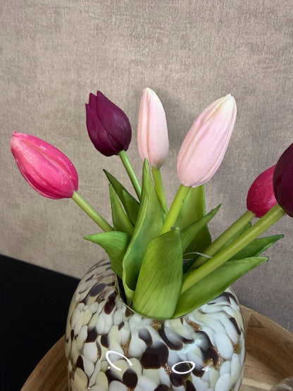 Tafel decoratie set met houten dienblad, glazen vaas met dot-patroon, roze en paarse real touch tulpen en glazen waxinelichthouders.