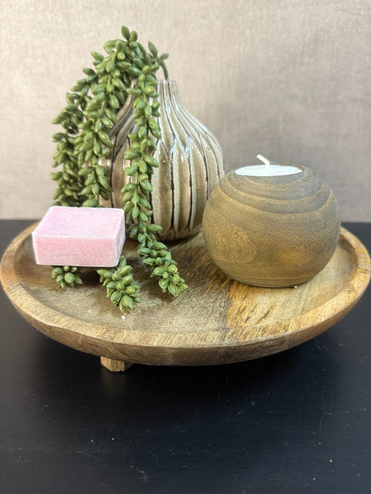 Tafel decoratie set Fleur met houten dienblad, keramieken vaasje met hangend groen, houten theelichthouder en roze amberblokje.