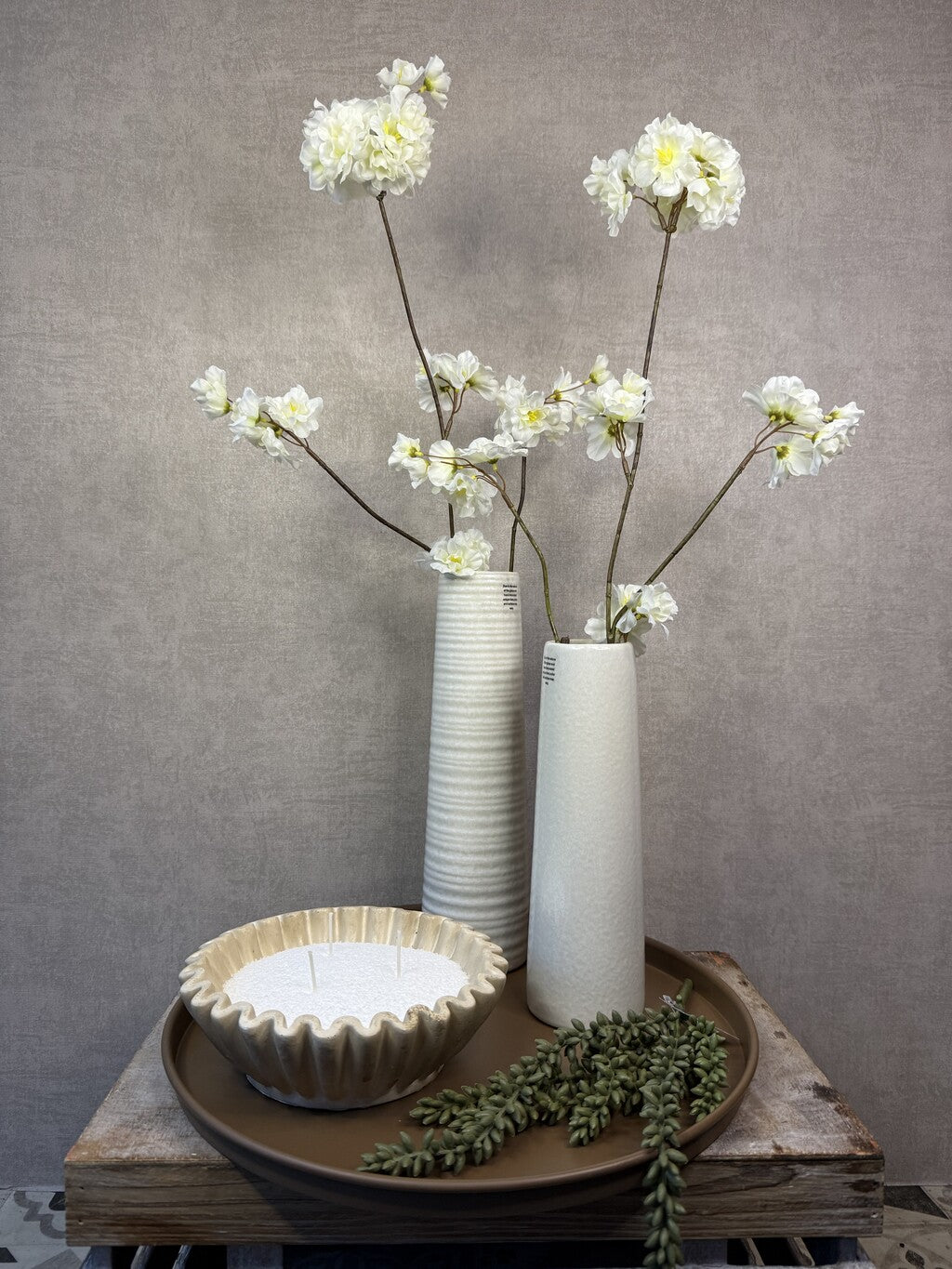 Tafel decoratie set Gwenn met bruin dienblad, beige vazen, witte kunstbloemen, groene decoratie en schaal met kaarsenzand.
