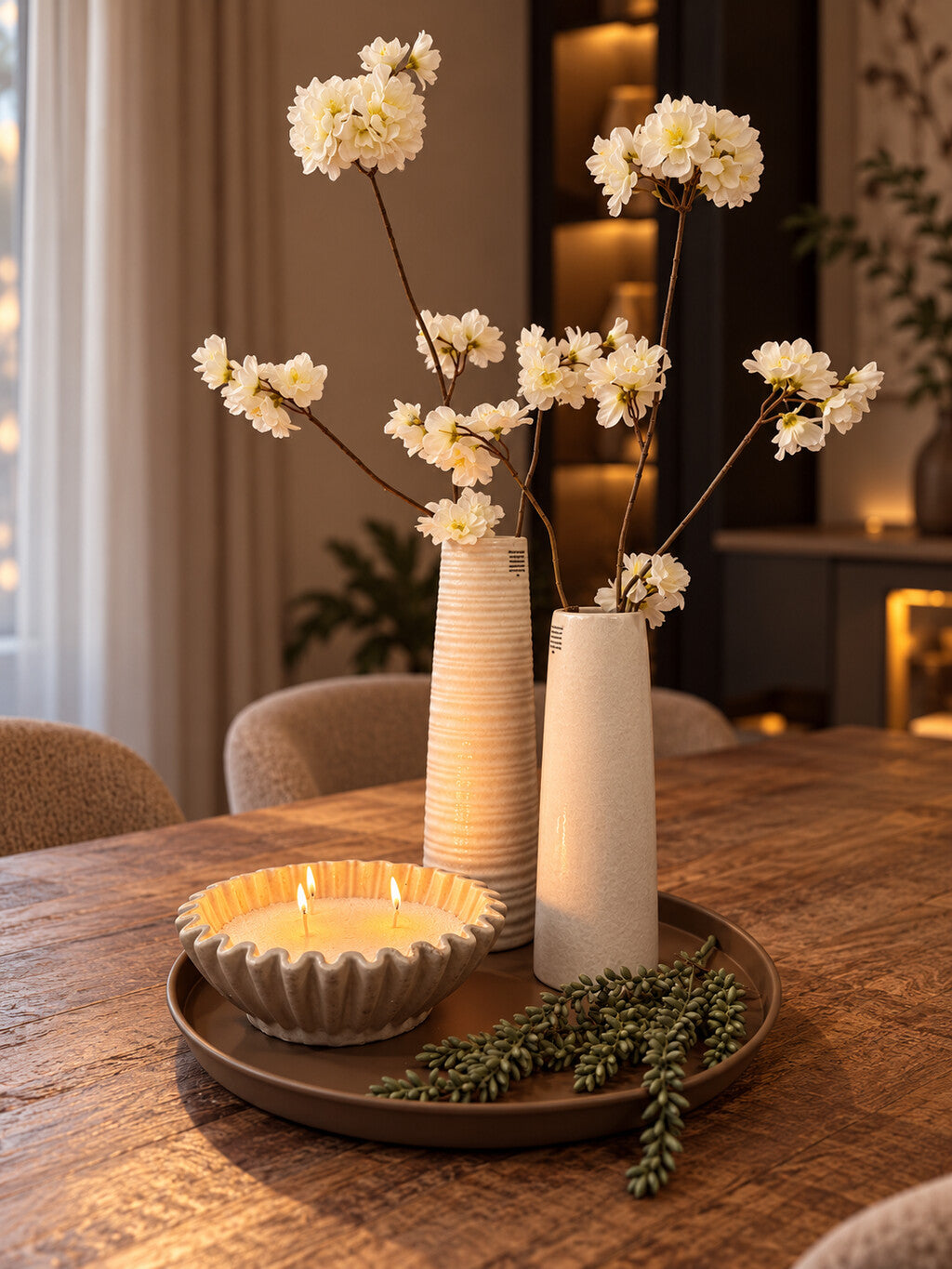 Tafel decoratie set Gwenn met bruin dienblad, beige vazen, witte kunstbloemen, groene decoratie en schaal met kaarsenzand.