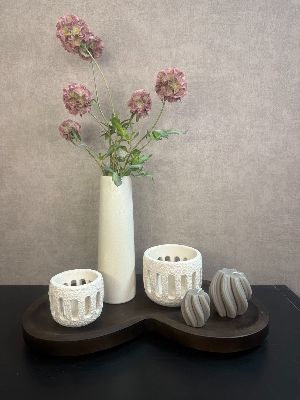 Tafel decoratie set Gwinn – houten dienblad met crème vazen, Scabiosa takken en decoratieve items tegen grijze achtergrond.