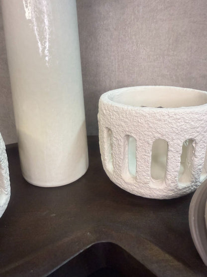 Tafel decoratie set Gwinn – houten dienblad met crème vazen, Scabiosa takken en decoratieve items tegen grijze achtergrond.