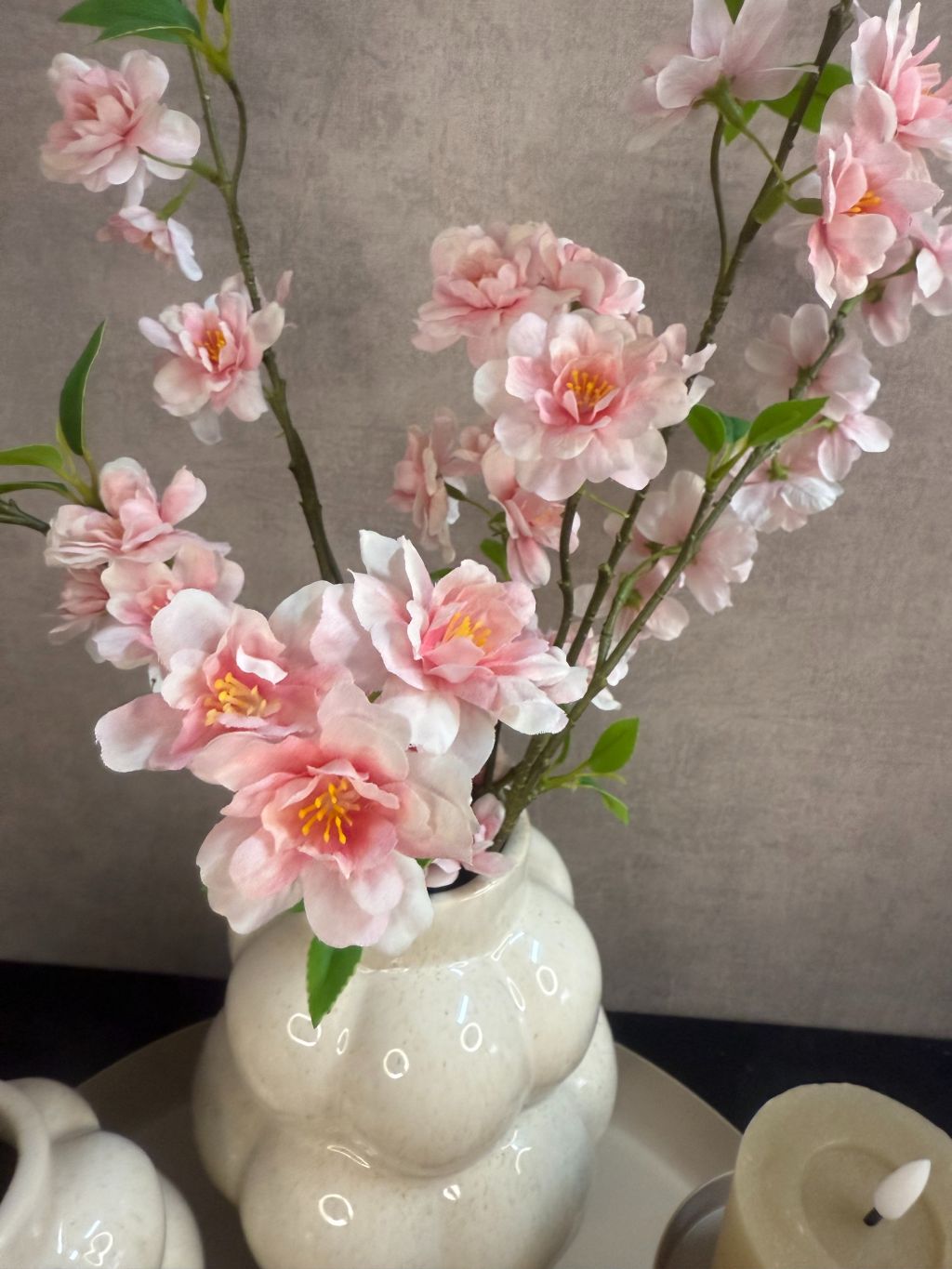 Tafel decoratie set La Fleur in beige en roze op rond dienblad Ø44 cm, 60 cm hoog met LED-kaarsen en bloemen.