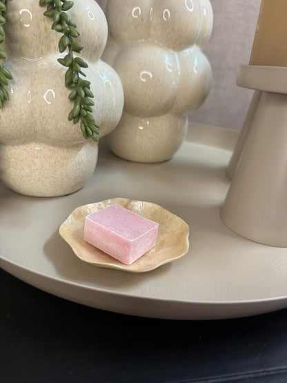 Amberblokje roze op schaaltje