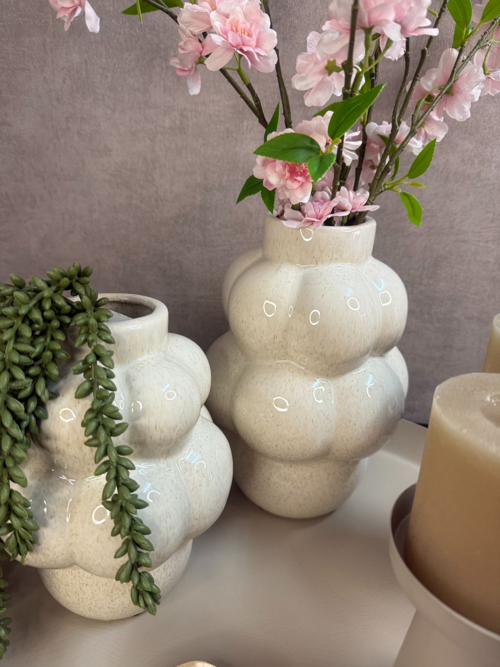 Vazen met kunstbloemen op dienblad