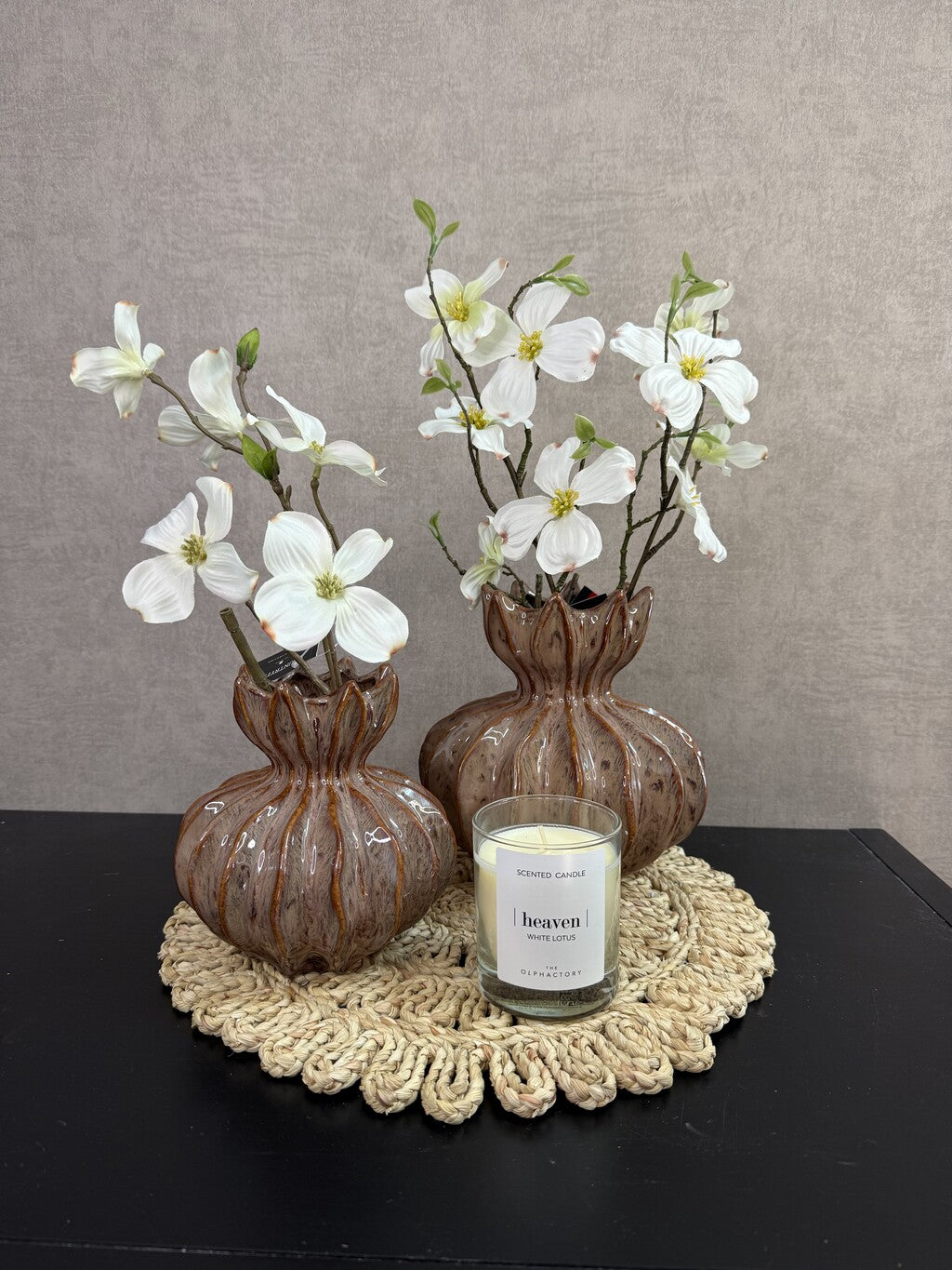 Tafel decoratie set Lotus met keramieken vazen, witte bloemen, geurkaars en ronde beige placemat.