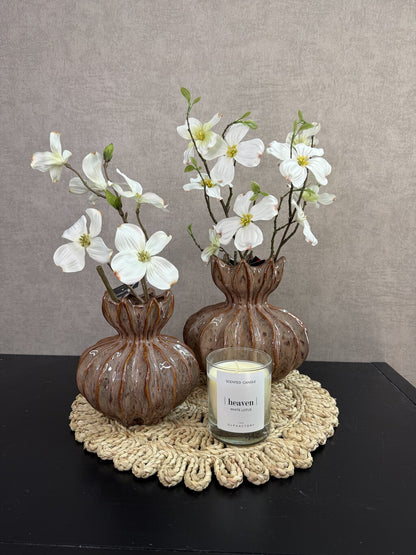 Tafel decoratie set Lotus met keramieken vazen, witte bloemen, geurkaars en ronde beige placemat.