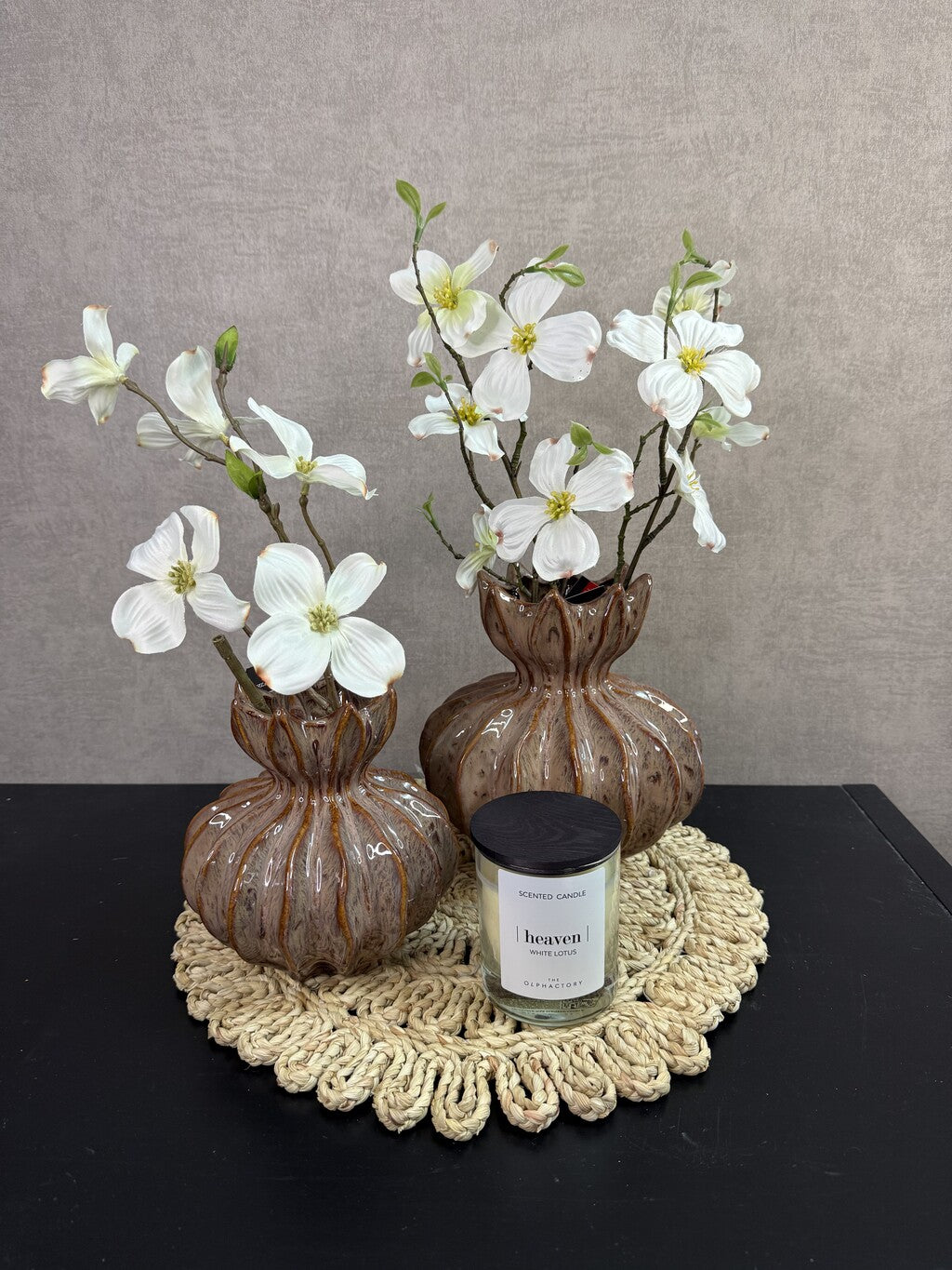 Tafel decoratie set Lotus met keramieken vazen, witte bloemen, geurkaars en ronde beige placemat.