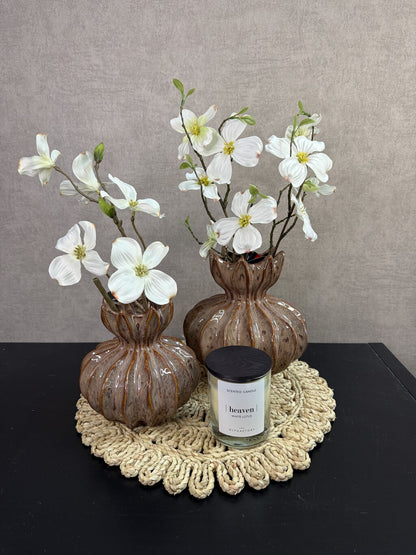 Tafel decoratie set Lotus met keramieken vazen, witte bloemen, geurkaars en ronde beige placemat.