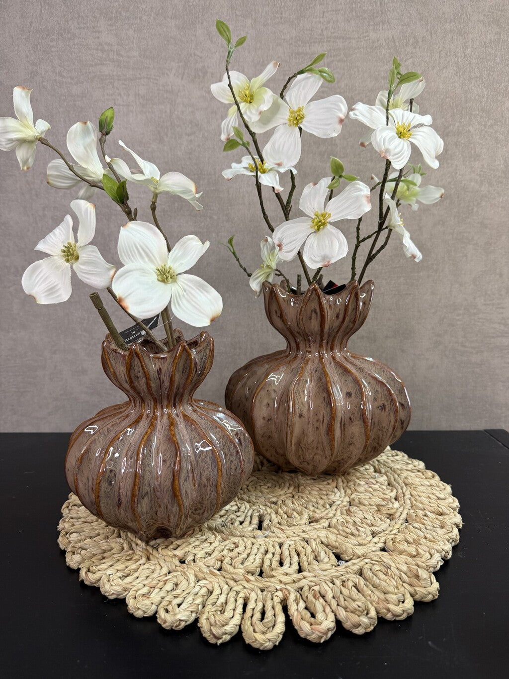 Tafel decoratie set Lotus met keramieken vazen, witte bloemen, geurkaars en ronde beige placemat.