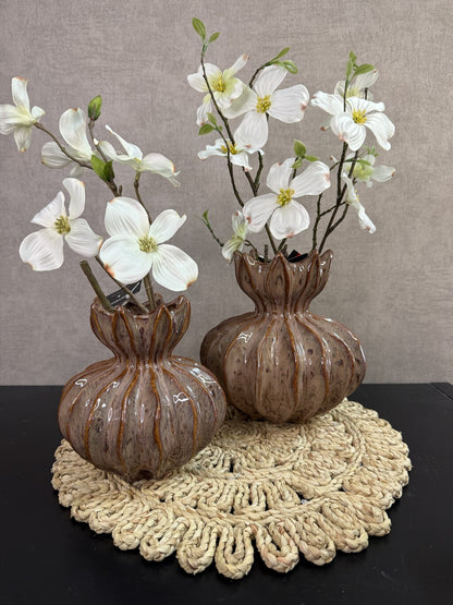 Tafel decoratie set Lotus met keramieken vazen, witte bloemen, geurkaars en ronde beige placemat.