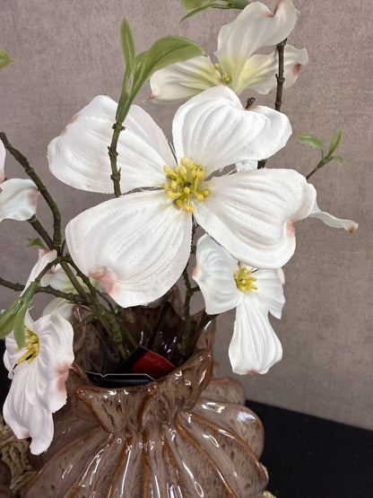 Tafel decoratie set Lotus met keramieken vazen, witte bloemen, geurkaars en ronde beige placemat.