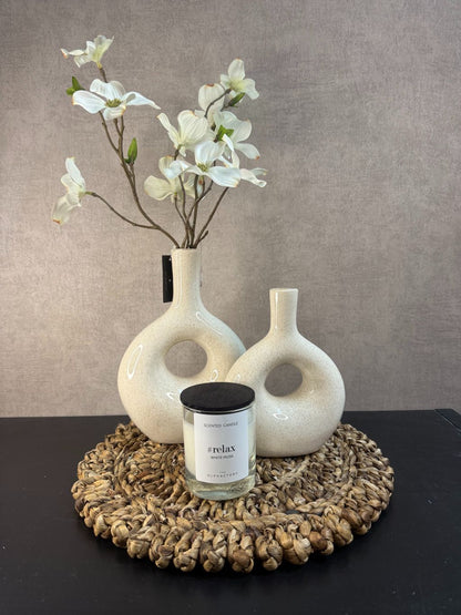 Tafel decoratie set Relax met raffia placemat, beige donut vaas met dogwood kunstbloem en geurkaars #relax White Musk.