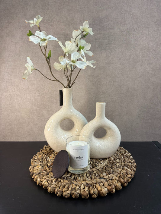 Tafel decoratie set Relax met raffia placemat, beige donut vaas met dogwood kunstbloem en geurkaars #relax White Musk.