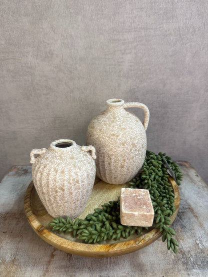 Tafel decoratie set Rome – beige vazen op houten dienblad met amberblokje en groene kunstplant tegen grijze achtergrond.