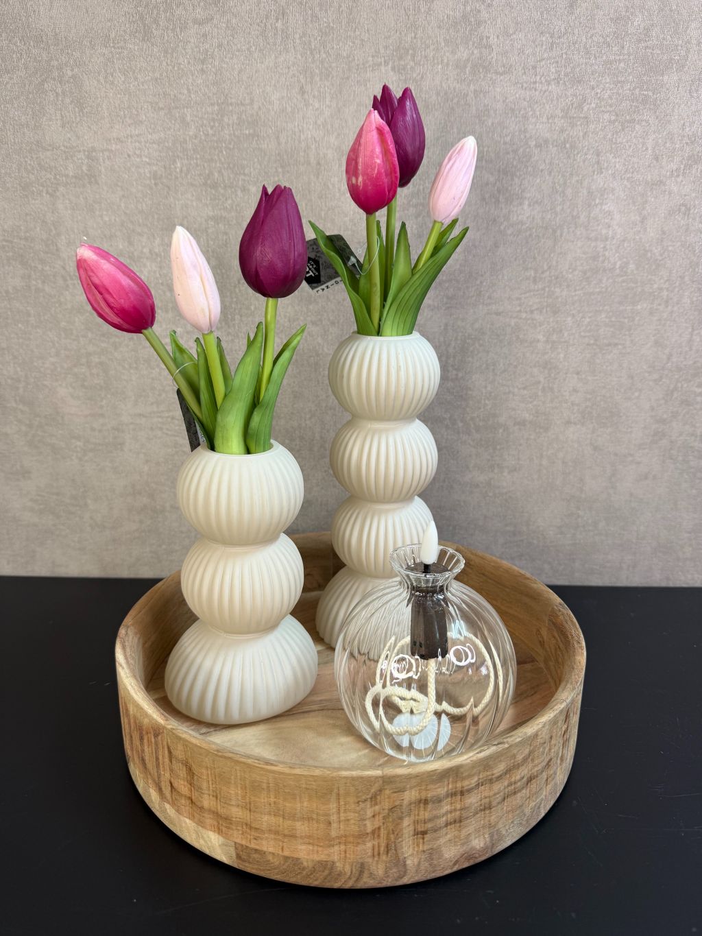 Tafel decoratie set met houten dienblad, beige vazen, paarse en roze real touch tulpen en glazen waxinelichthouder.