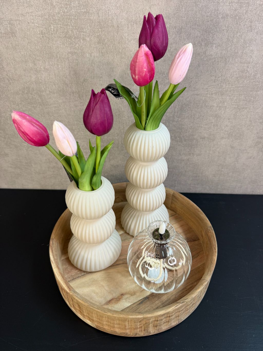 Tafel decoratie set met houten dienblad, beige vazen, paarse en roze real touch tulpen en glazen waxinelichthouder.