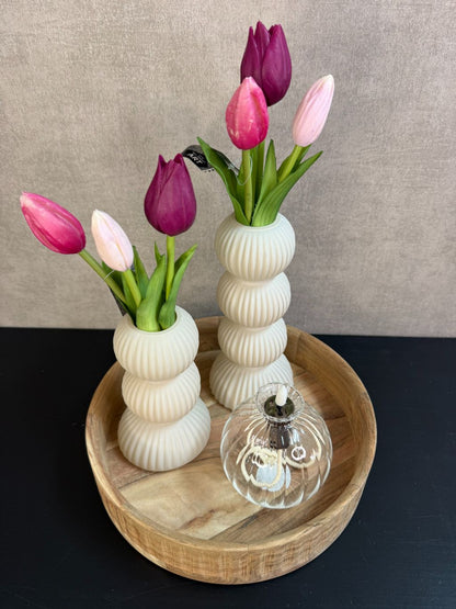 Tafel decoratie set met houten dienblad, beige vazen, paarse en roze real touch tulpen en glazen waxinelichthouder.