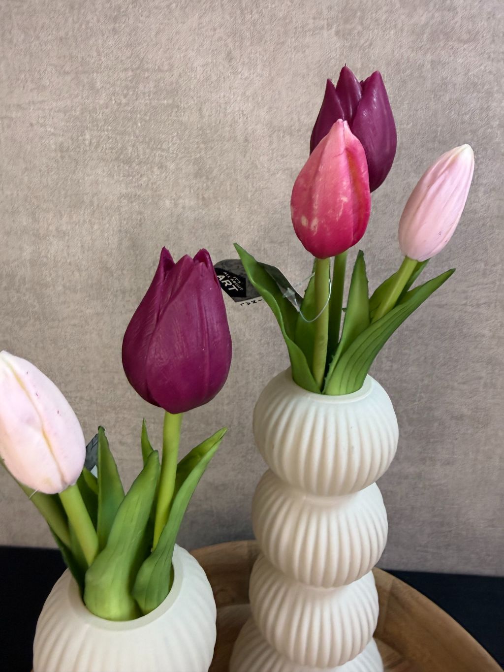 Tafel decoratie set met houten dienblad, beige vazen, paarse en roze real touch tulpen en glazen waxinelichthouder.