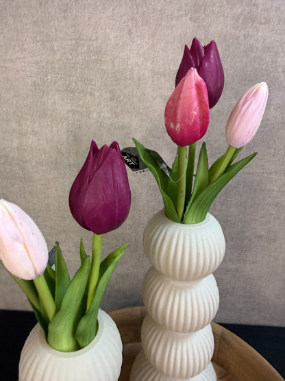 Tafel decoratie set met houten dienblad, beige vazen, paarse en roze real touch tulpen en glazen waxinelichthouder.