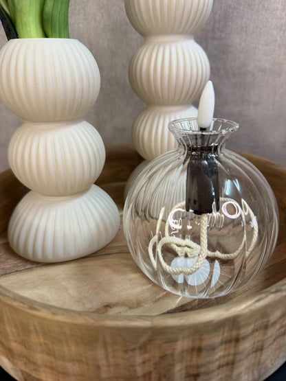 Tafel decoratie set met houten dienblad, beige vazen, paarse en roze real touch tulpen en glazen waxinelichthouder.