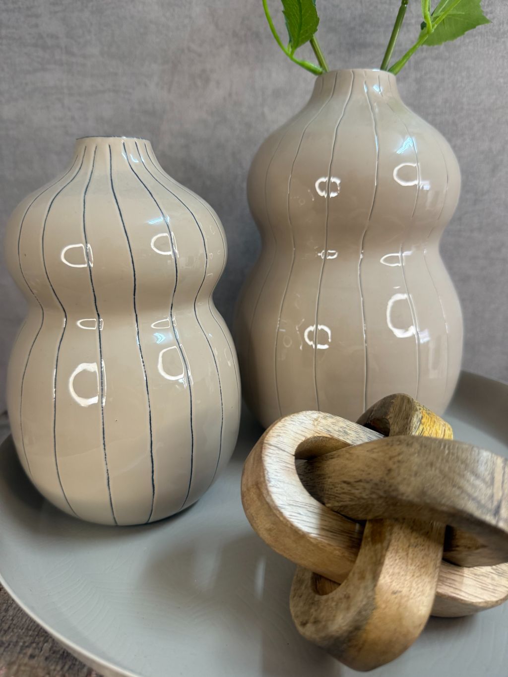 Tafel decoratie set Vadena in beige en paars op dienblad Ø31 cm, totale hoogte 52 cm.