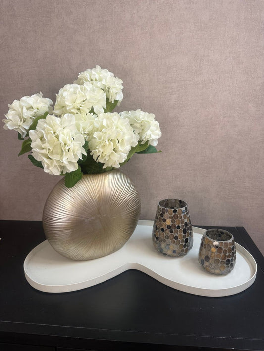 Decoratieset met witte hortensia’s in gouden vaas op wit dienblad met mozaïek windlichten, geschikt voor tafel of dressoir.