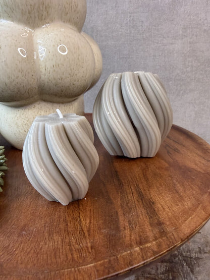Tafel decoratie set Livara met houten dienblad, beige vaas, kleurrijke kunstbloemen, groene hangplant en decoratieve kaarsen.