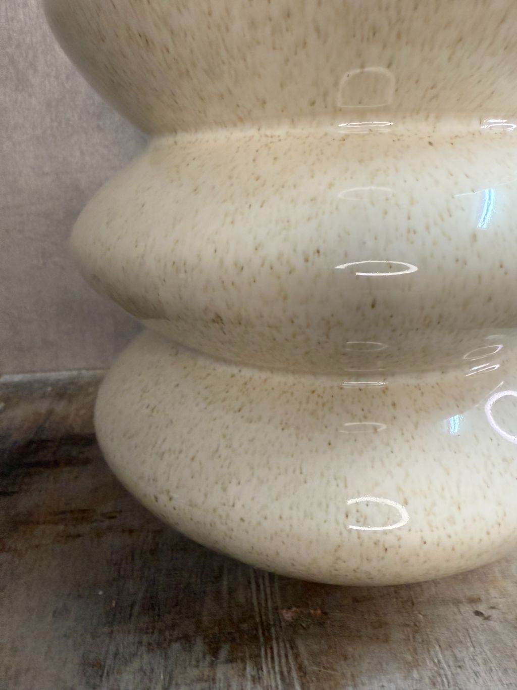 Vaas Disk – beige aardewerken vaas met golvende vorm