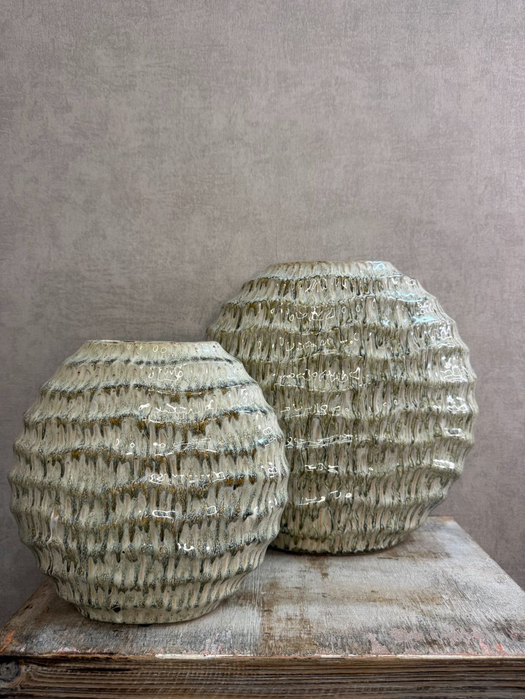 Vaas Jada Wave groen – keramische vaas met glanzende afwerking en golvend patroon