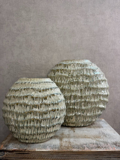 Vaas Jada Wave groen – keramische vaas met glanzende afwerking en golvend patroon