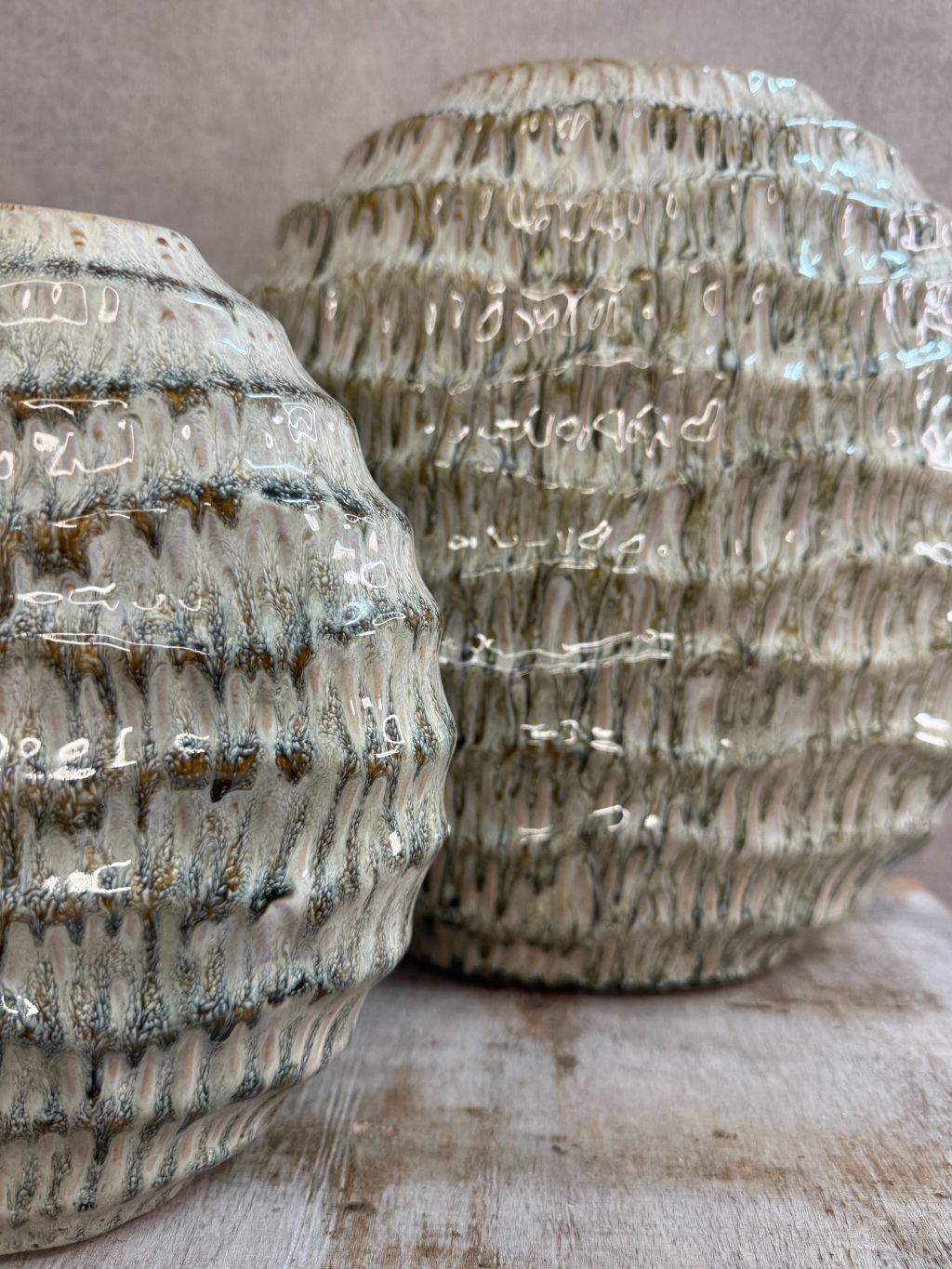 Vaas Jada Wave groen – keramische vaas met glanzende afwerking en golvend patroon