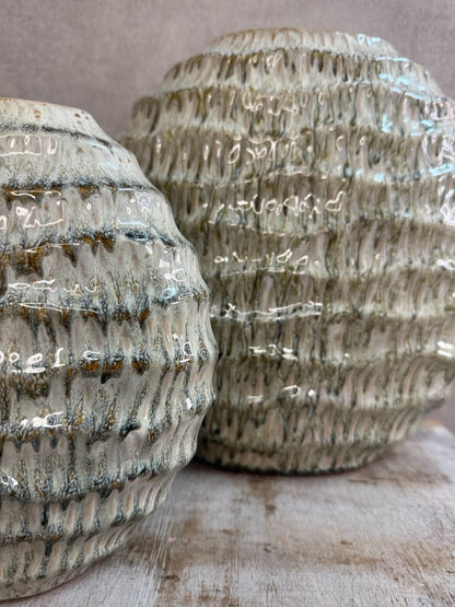 Vaas Jada Wave groen – keramische vaas met glanzende afwerking en golvend patroon