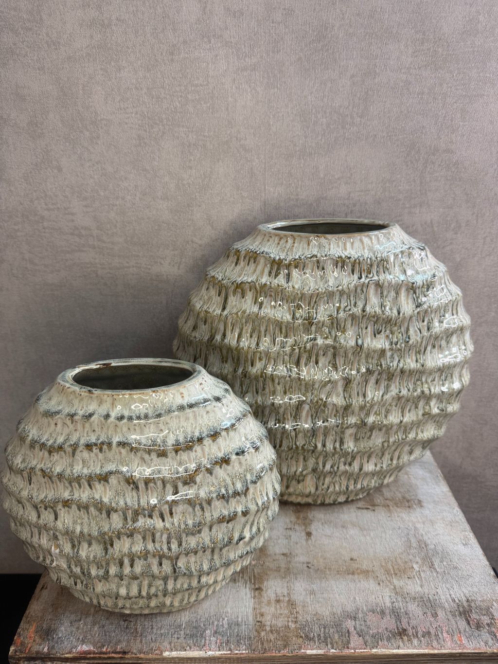 Vaas Jada Wave groen – keramische vaas met glanzende afwerking en golvend patroon, klein en groot