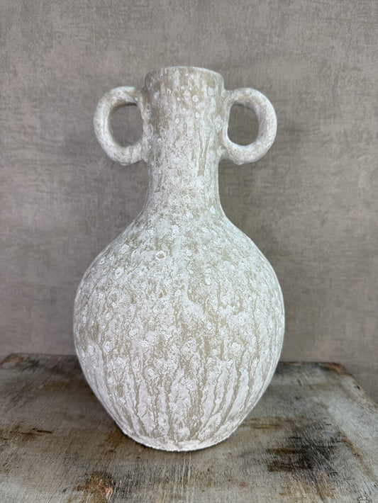 Beige keramieken kruikvaas met ronde vorm en twee decoratieve oren op een houten ondergrond.