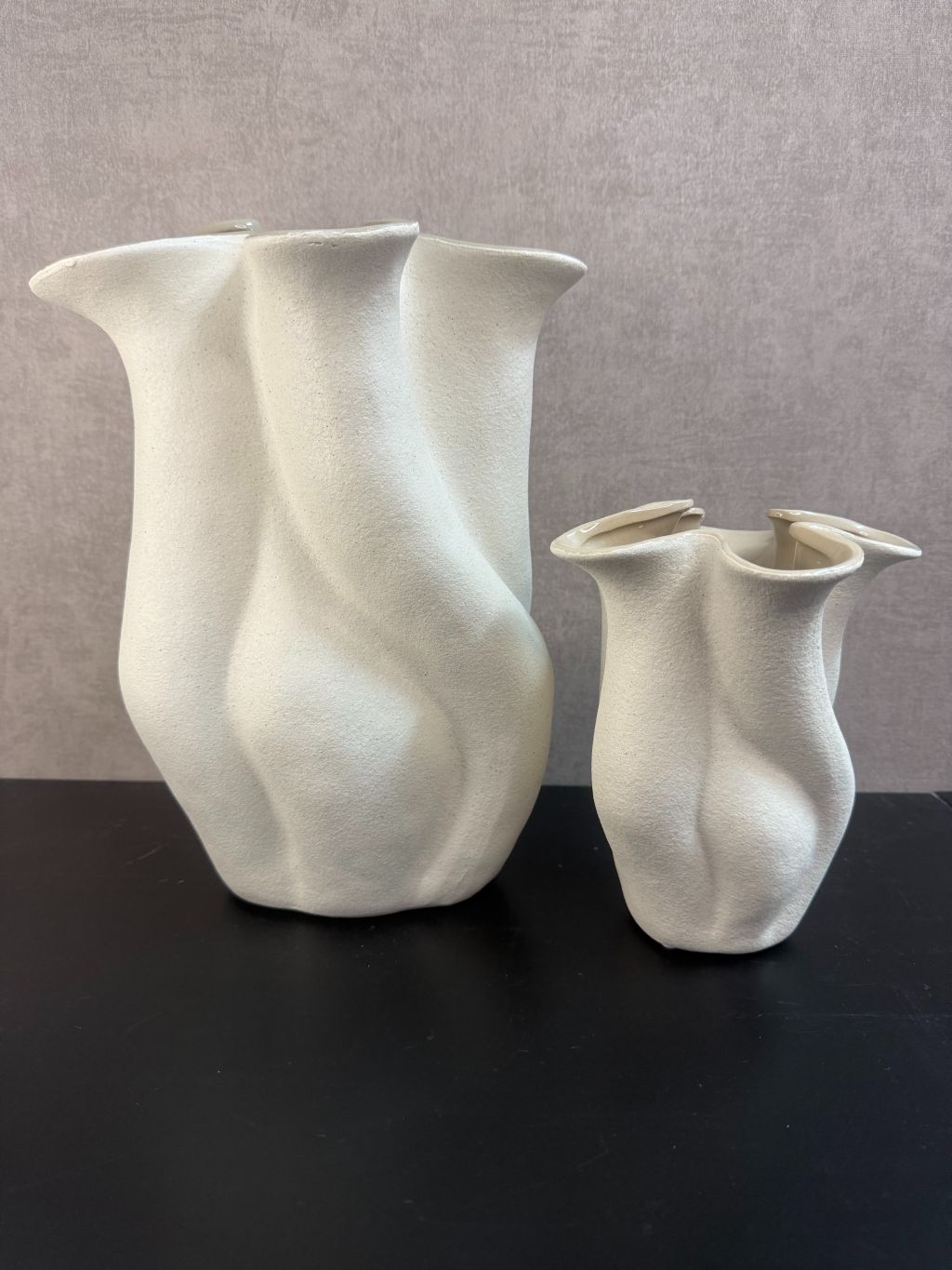 Twee beige keramieken vazen met golvend design, sculpturaal gevormd, geschikt voor Japandi of moderne woonstijl.