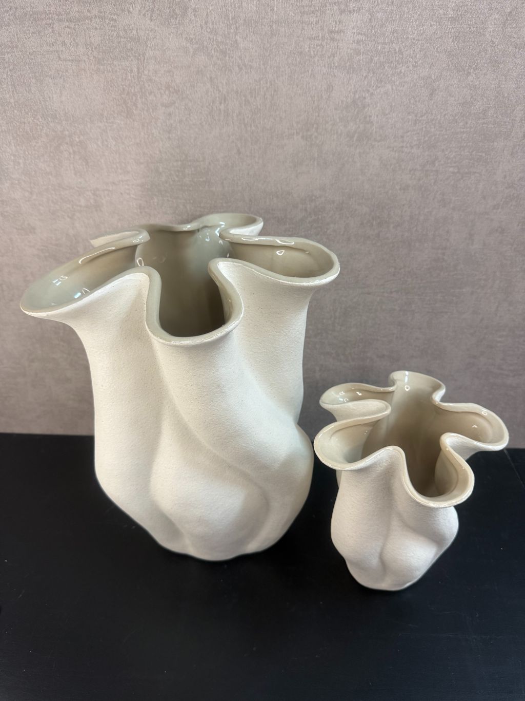 Twee beige keramieken vazen met golvend design, sculpturaal gevormd, geschikt voor Japandi of moderne woonstijl.