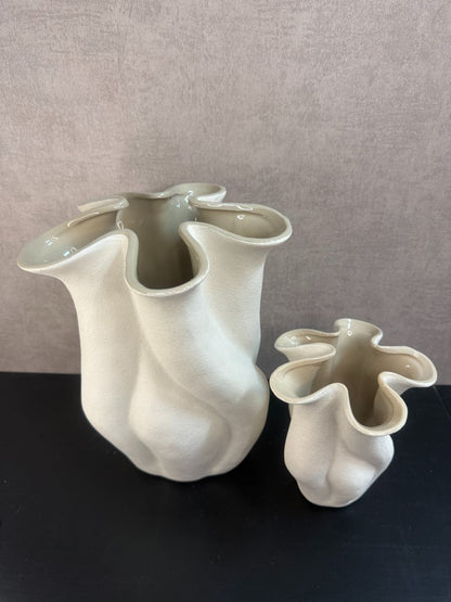 Twee beige keramieken vazen met golvend design, sculpturaal gevormd, geschikt voor Japandi of moderne woonstijl.